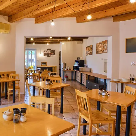 Ada לינה וארוחת בוקר